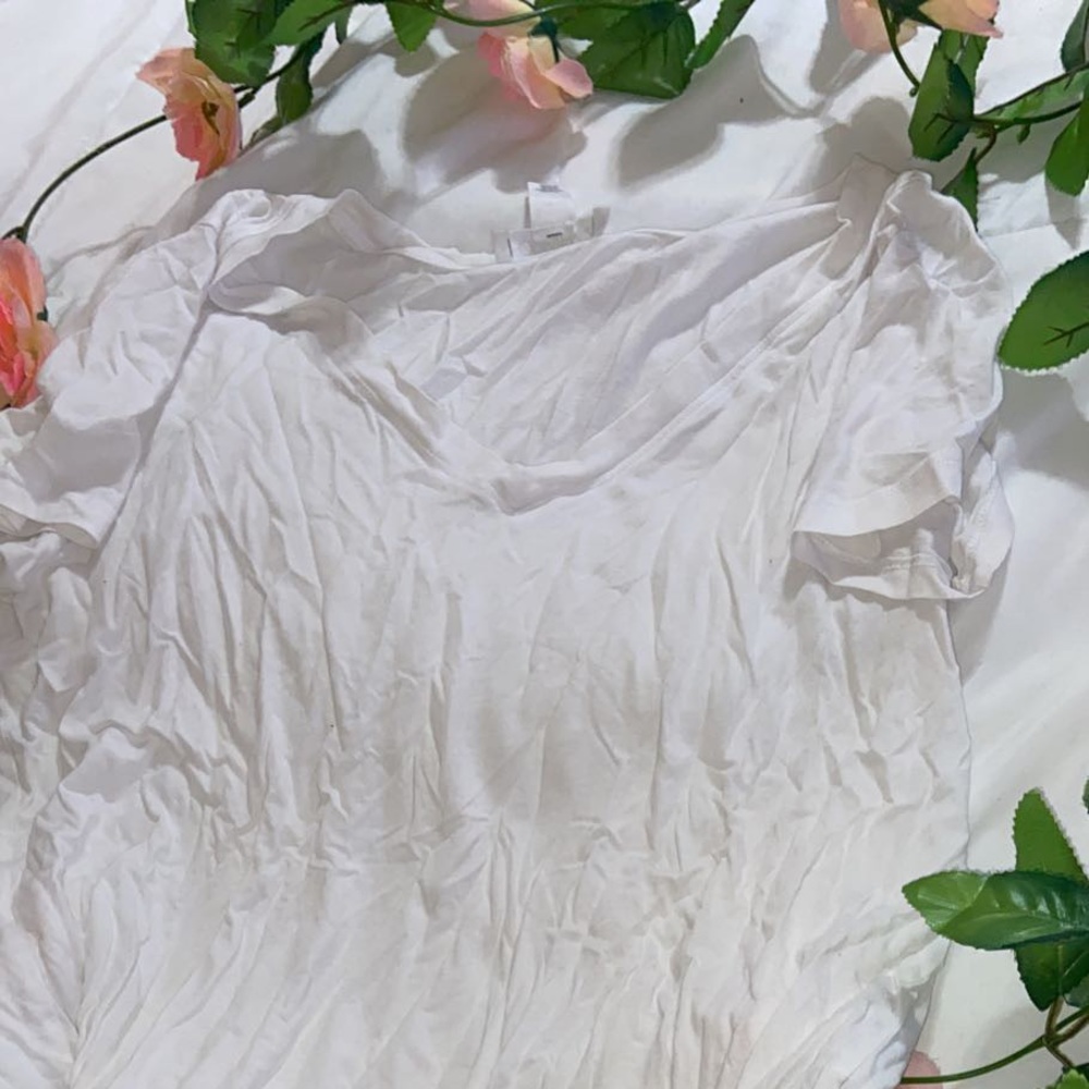 White V neck T shirt🤍